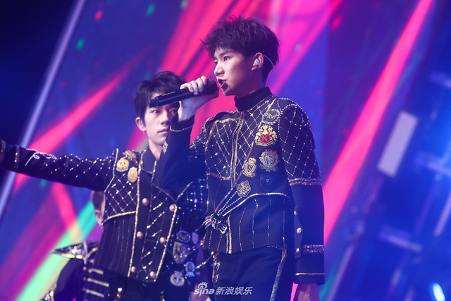 组图：TFBOYS四周年演唱会举行 三小只造型酷帅热舞激情