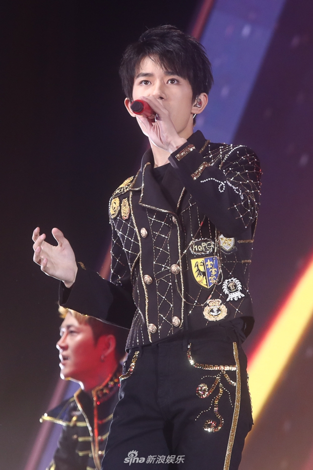 组图：TFBOYS四周年演唱会举行 三小只造型酷帅热舞激情
