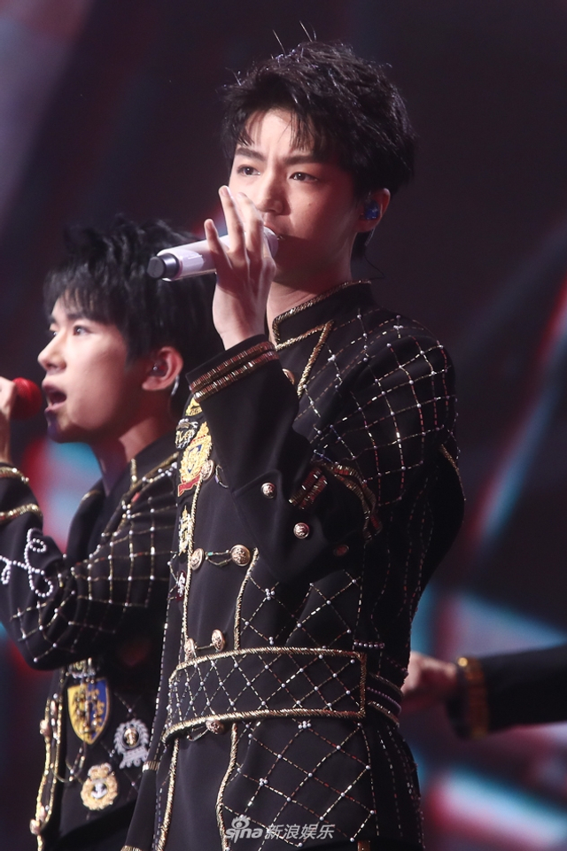 组图：TFBOYS四周年演唱会举行 三小只造型酷帅热舞激情