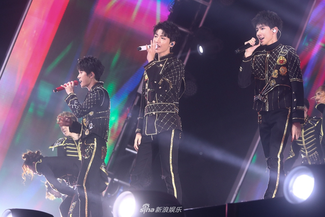组图：TFBOYS四周年演唱会举行 三小只造型酷帅热舞激情