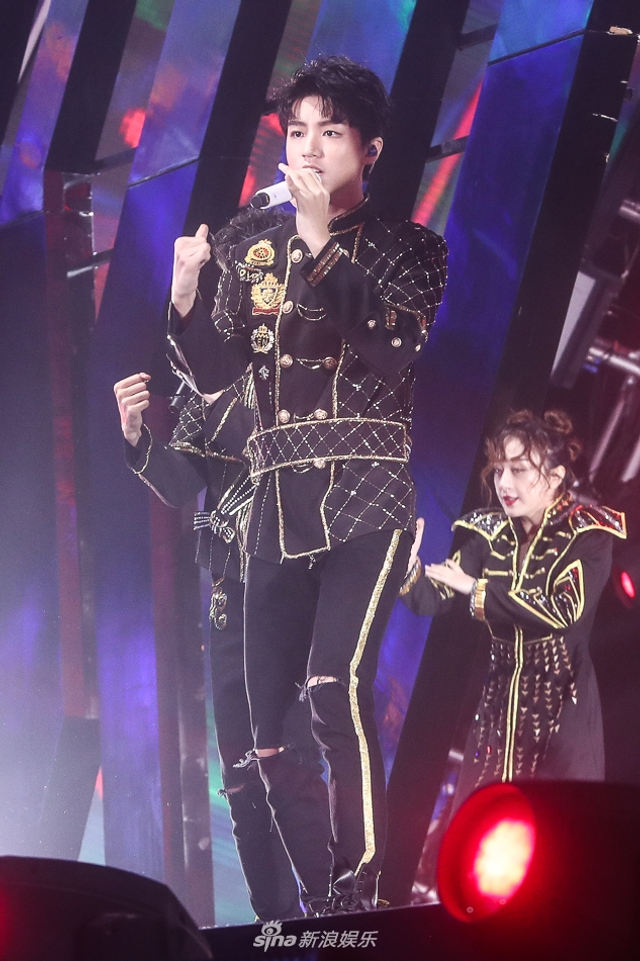 组图：TFBOYS四周年演唱会举行 三小只造型酷帅热舞激情