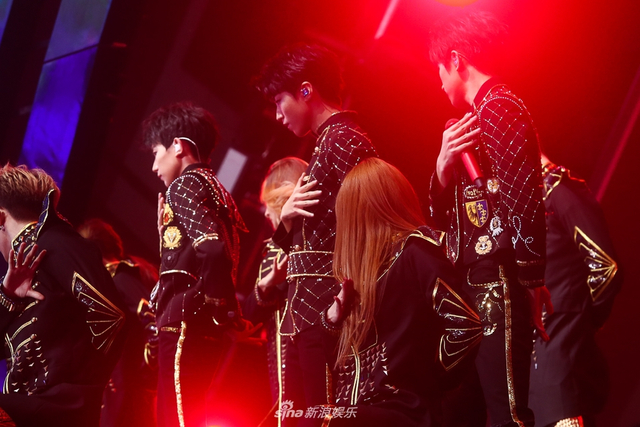 组图：TFBOYS四周年演唱会举行 三小只造型酷帅热舞激情