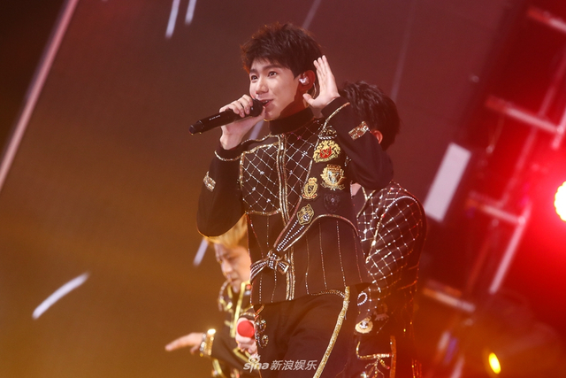 组图：TFBOYS四周年演唱会举行 三小只造型酷帅热舞激情