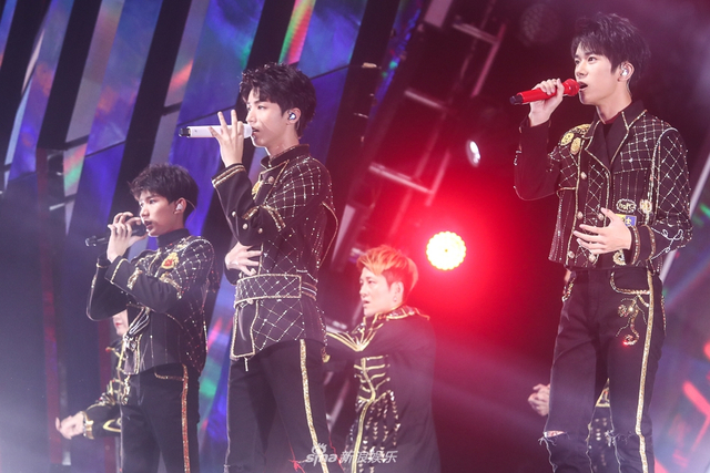 组图：TFBOYS四周年演唱会举行 三小只造型酷帅热舞激情