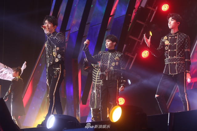 组图：TFBOYS四周年演唱会举行 三小只造型酷帅热舞激情
