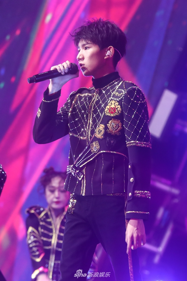 组图：TFBOYS四周年演唱会举行 三小只造型酷帅热舞激情