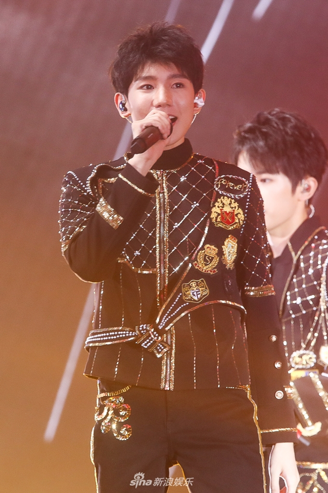 组图：TFBOYS四周年演唱会举行 三小只造型酷帅热舞激情