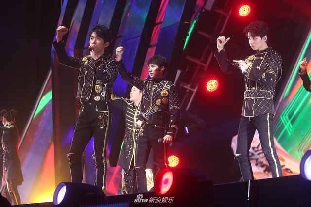 组图：TFBOYS四周年演唱会举行 三小只造型酷帅热舞激情
