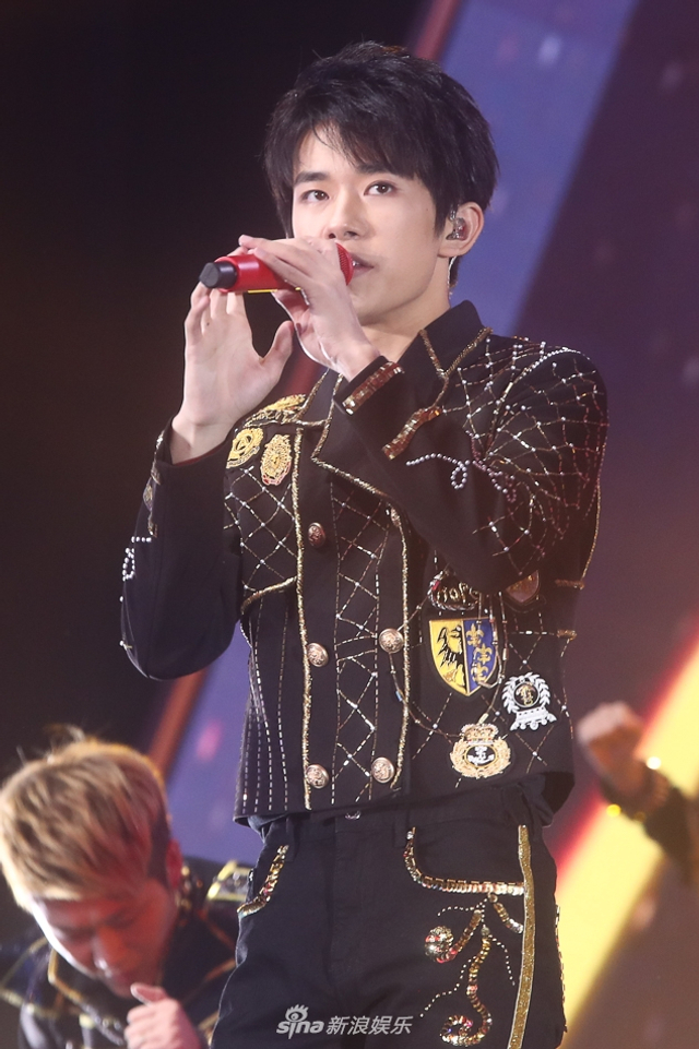 组图：TFBOYS四周年演唱会举行 三小只造型酷帅热舞激情