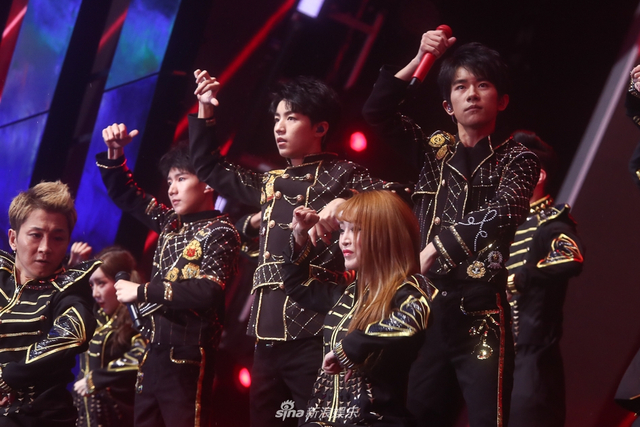 组图：TFBOYS四周年演唱会举行 三小只造型酷帅热舞激情