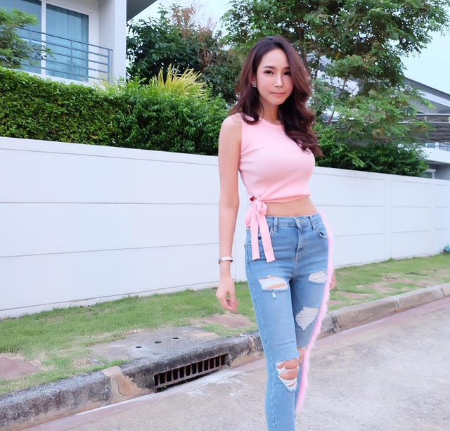 泰国嫩模比基尼出镜 双峰傲人乳沟深邃