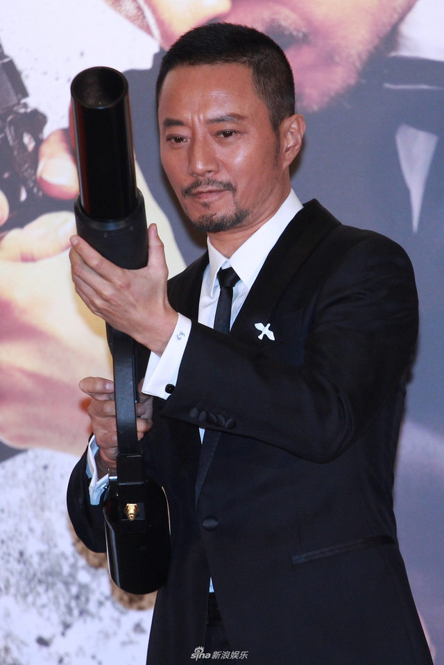 《追捕》香港首映 张涵予戚薇河智苑亮相