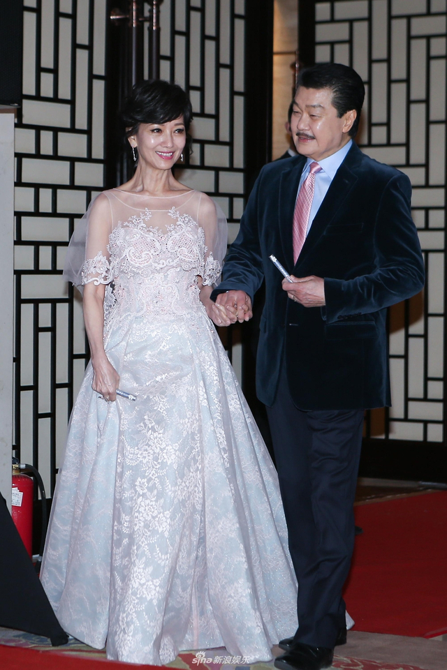 赵雅芝不时向粉丝挥手问好,心情十分不错.