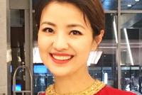 央视主持经纬一袭红裙妆容精致 皮肤白皙面带微笑似少女