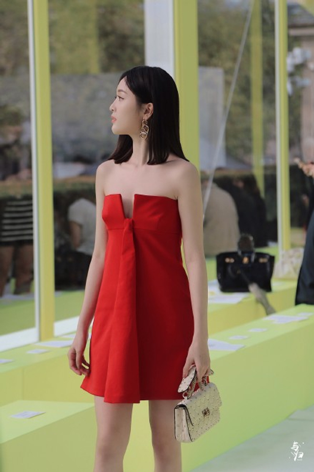 吴宣仪身穿红色抹胸裙小露香肩 肤如凝脂尽显女人味_新浪图片