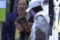 唐艺昕衣着宽松休闲 扶腰护肚小腹隆起疑似怀孕