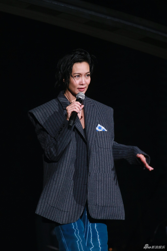 拼了!赵学而红馆开唱 仅穿内衣身材骨感