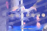 维嘉获神秘女子贴心披外套 搂肩同行并拥抱道别
