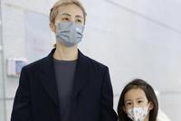 黄磊孙莉带小女儿现身机场 黄少艾短发可爱乖巧长腿吸睛