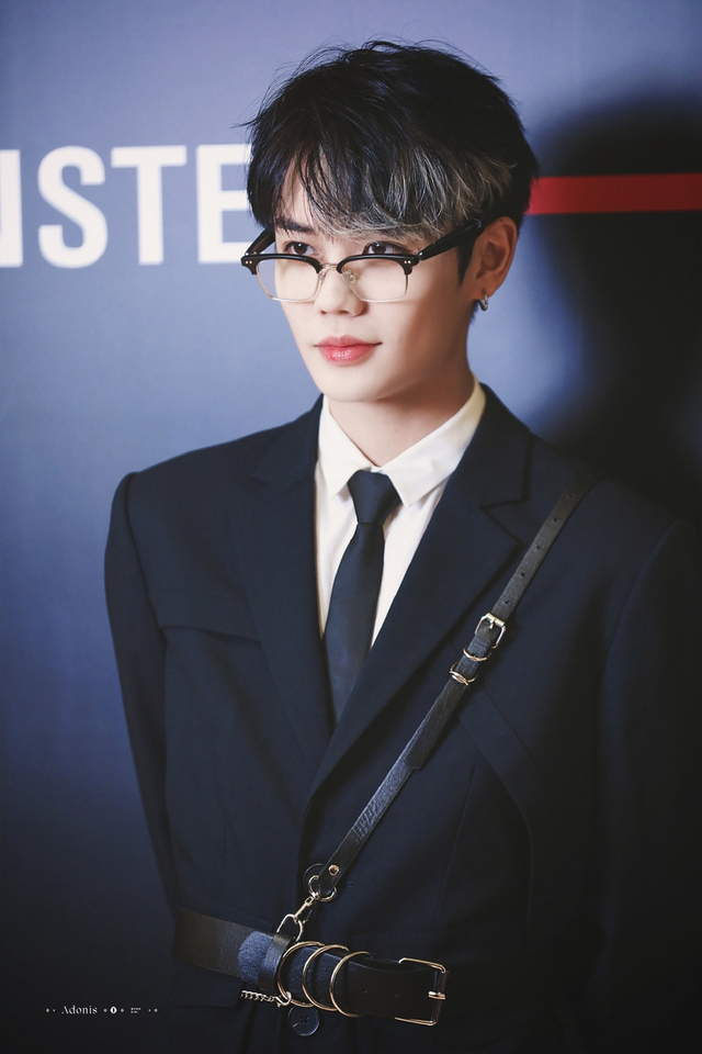 林彦俊戴半框眼镜斯文帅气 西装笔挺展霸道总裁范儿