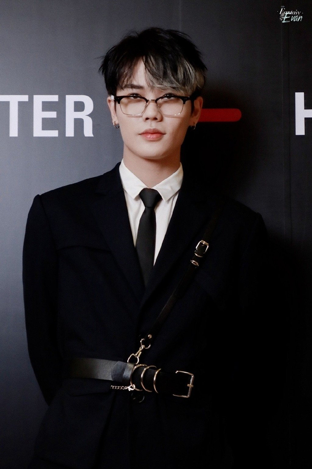 林彦俊戴半框眼镜斯文帅气 西装笔挺展霸道总裁范儿