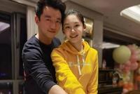郑恺苗苗女儿百日宴现场图曝光 高颜值夫妻亲昵依偎切蛋糕