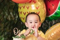陈凯琳晒照庆祝次子周岁生日 小朋友穿宝宝装吃蛋糕好可爱