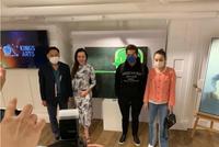 郭富城方媛手牵手看展览 购名画两小时花近百万