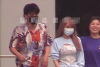 周扬青穿蓝色休闲服秀细腰 挥动手臂向男子甜蜜比心