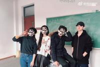 易烊千玺与大学同学合照曝光 全黑look双手插兜帅气又低调