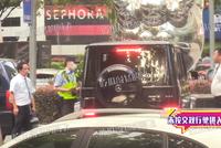 董又霖开车违规遭交警处罚 路边看手机发语音好忙碌