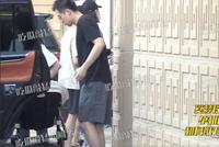 奚梦瑶与何猷君去医院做产检 穿平底鞋身高与老公相差无几