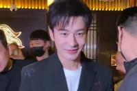 黄晓明外出就餐被偶遇 五官精致立体和众人打招呼亲切温柔