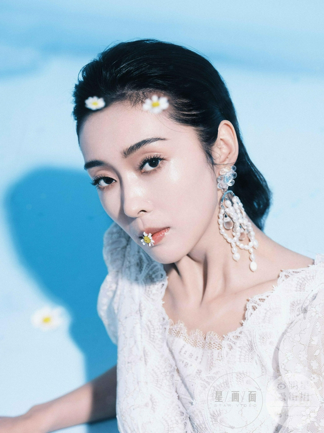组图：宣璐夏日清凉感大片上线 穿蓝色露肩裙展现独特魅力