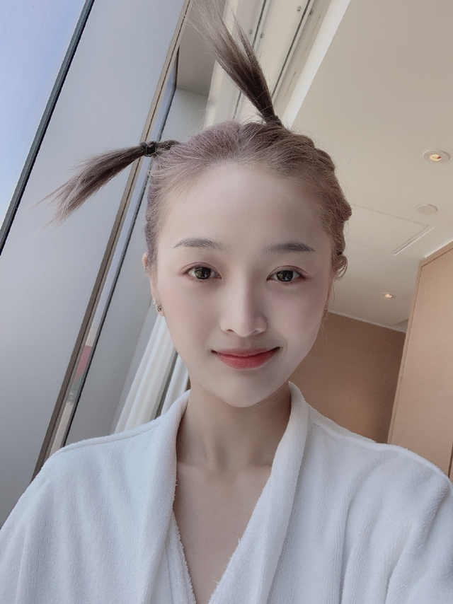 吴宣仪扎羊角辫童心未泯 对镜勾唇微笑俏皮比耶甜度十足