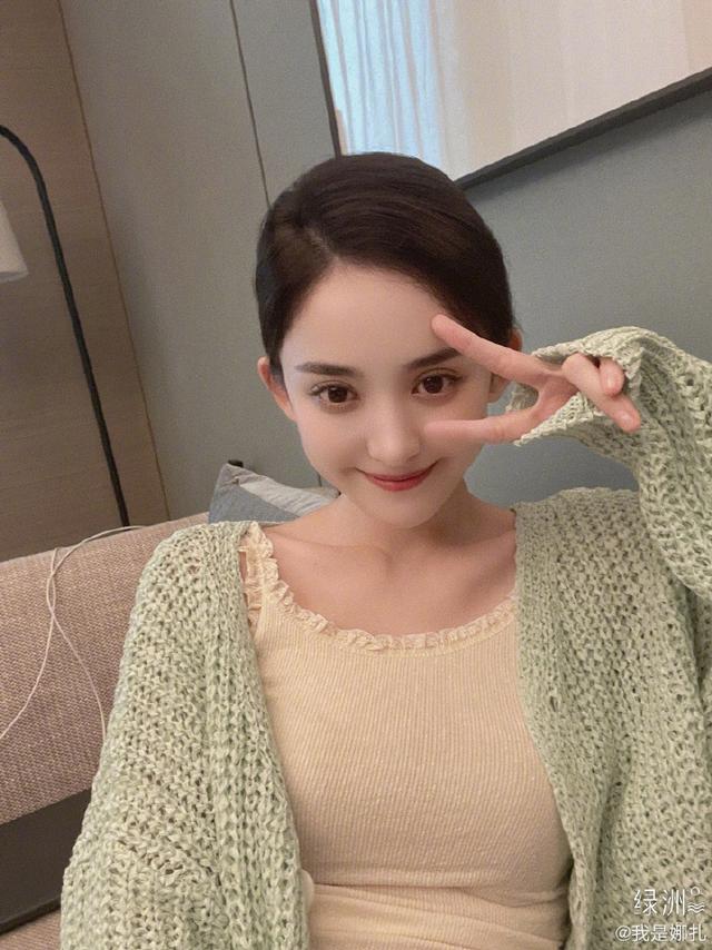娜扎绿洲晒雨天居家自拍嫩绿毛衣配花边背心清纯满分 新浪图片