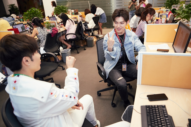 组图：秦奋韩沐伯兼职新浪娱乐星小编 上班日记曝光