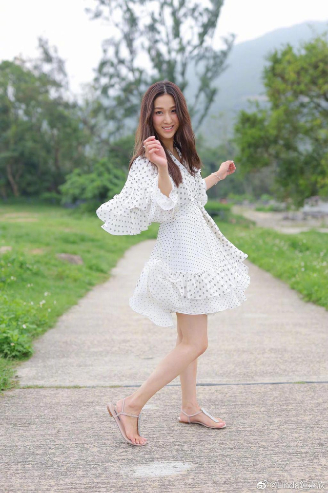 钟嘉欣一家四口出镜拍mv 小儿子长相超像爸爸_新浪图片