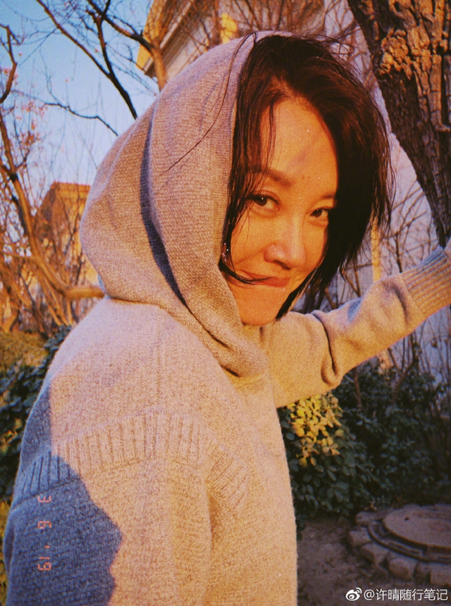 许晴春日收工心情佳 沐浴阳光眼神清澈坚定_新浪图片