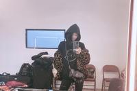 宋茜绿洲晒下班收工照 豹纹外套配黑卫衣酷飒又时髦