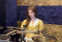 突然动次打次!“四千年美女”学架子鼓有模有样逗笑自己