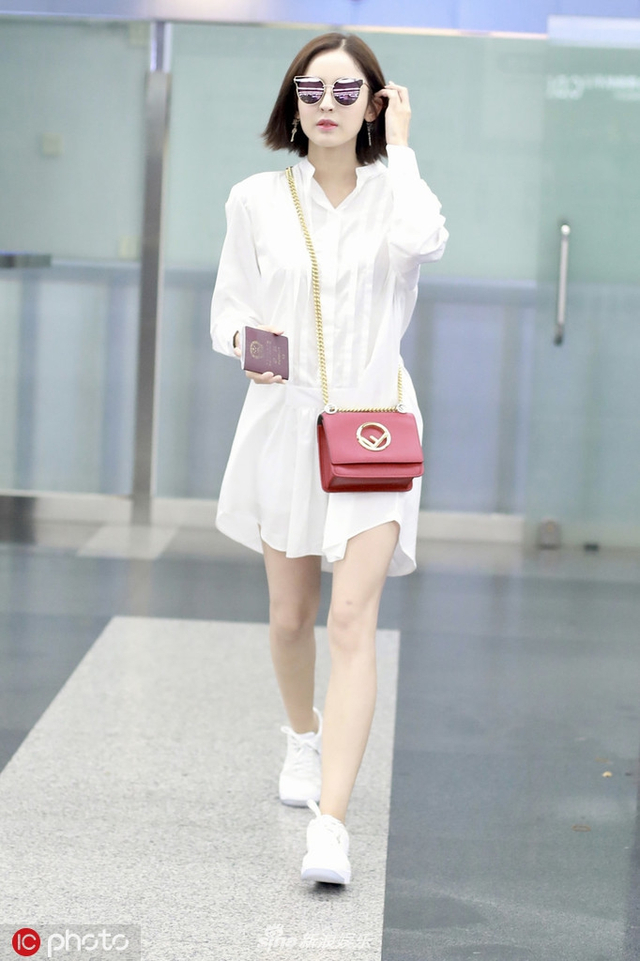 娜扎穿白色衬衫裙大秀美腿,一秒切换"腿精"模式,面戴黑超留齐肩短发