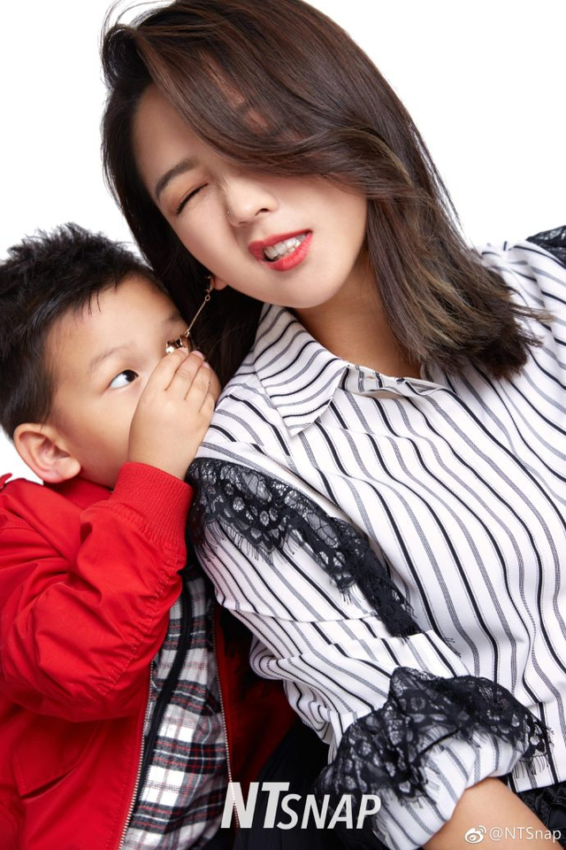 照片中,何洁带着儿子七宝上演了一出完美的"辣妈正传",母子俩还尝试了
