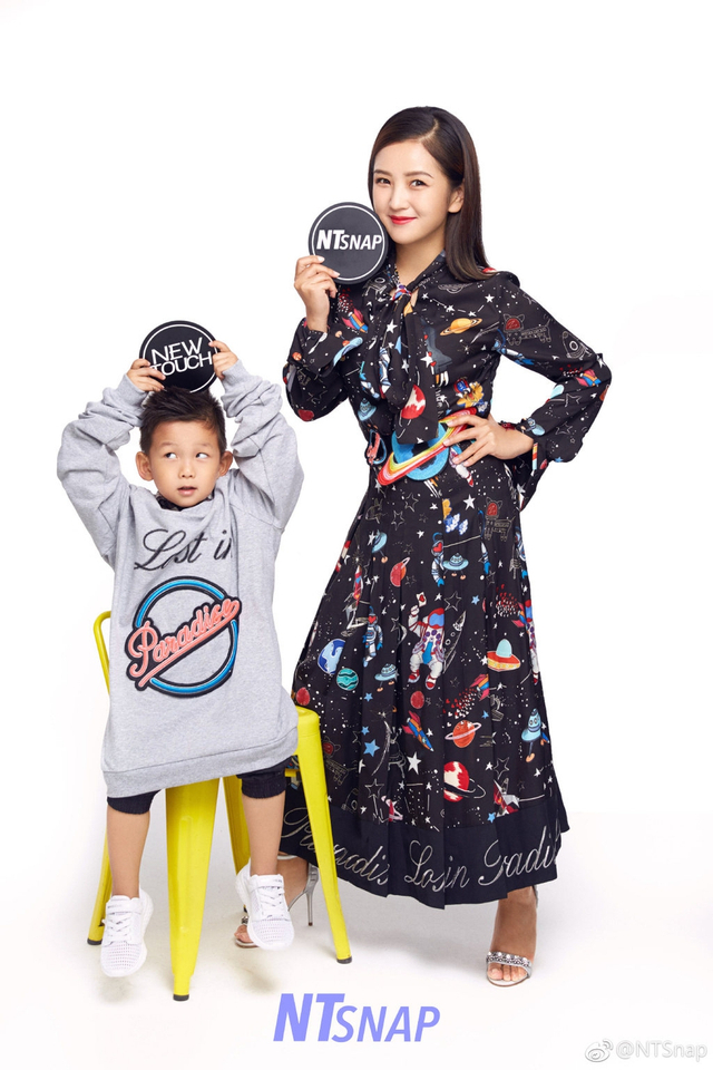 照片中,何洁带着儿子七宝上演了一出完美的"辣妈正传",母子俩还尝试了