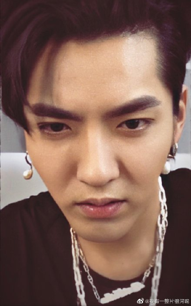 吴亦凡玩转特效变"宝宝"