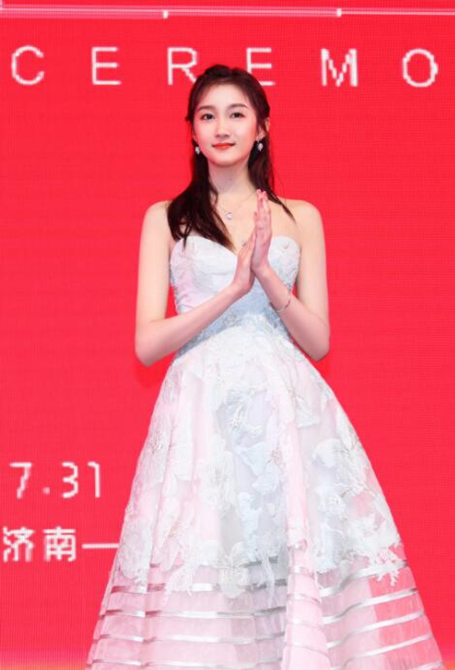 关晓彤抹胸裙大秀香肩锁骨 巧妙捂胸姿态尽显魅惑