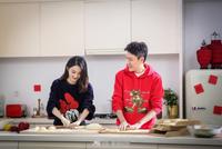 赵丽颖冯绍峰合体拍新年大片 两人包饺子揽肩对视超有爱