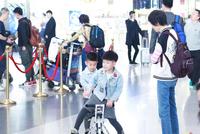 胡可带安吉小鱼儿现身 两兄弟牛仔装玩三轮车帅到飞起