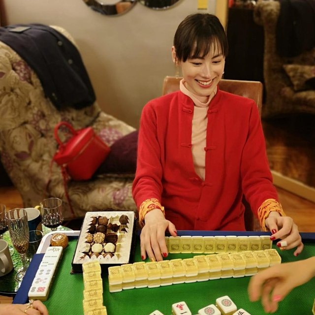 梁洛施穿中式外套打麻将