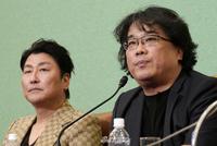 奥斯卡导演奉俊昊和宋康昊亮相日本 两人有爱互动画面温馨
